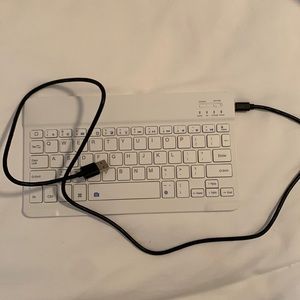 IPAD WIHITE KEYBOARD W. Cable